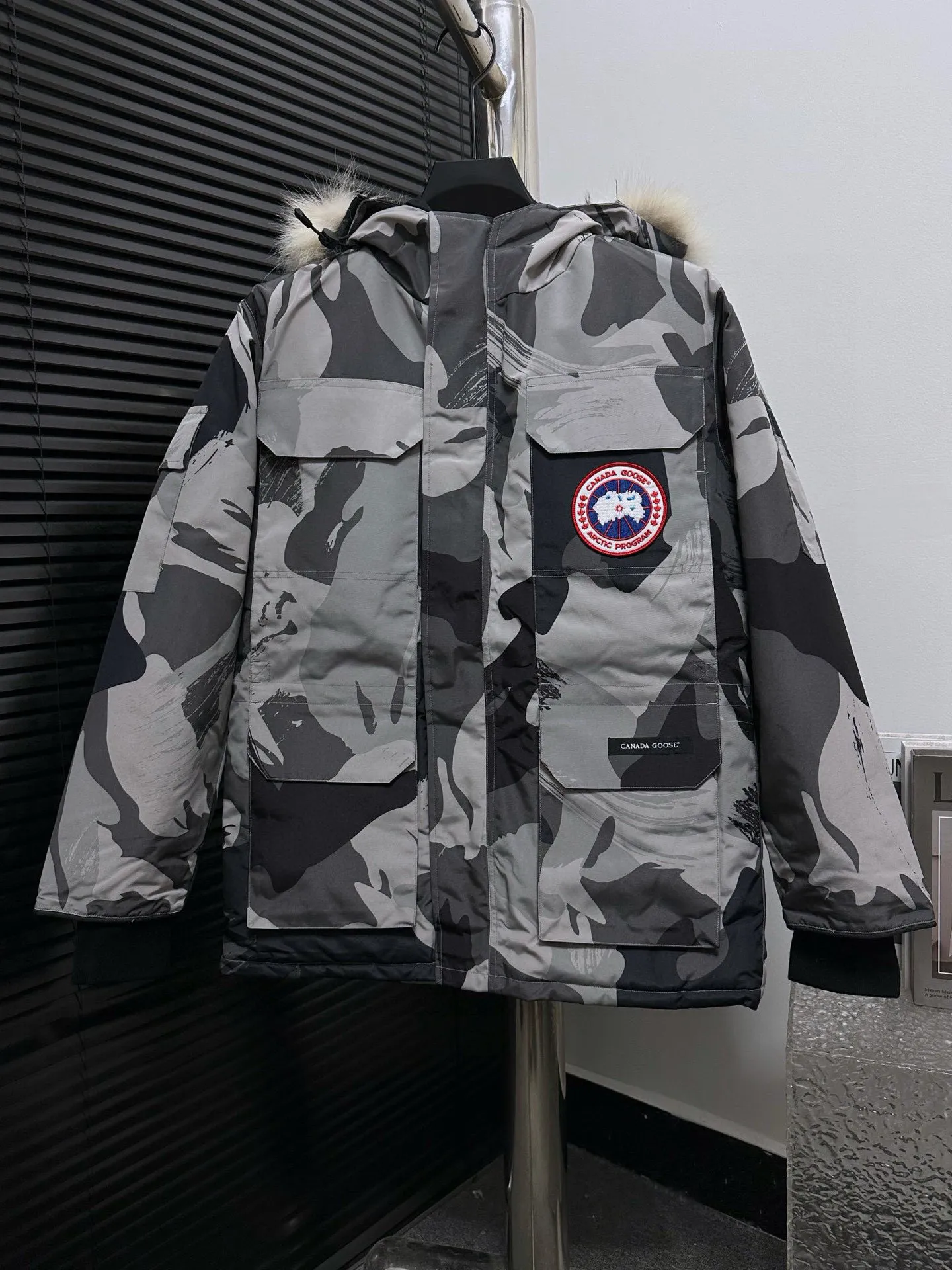 P780 Top Purchasing Version (Wolf Hair Optional) 🇨🇦CANADA GOOES 24 new models 08 models/couple models Factory direct supply: supplying global purchasing agents, micro-business, entities, Tmall, high-end stalls and studio cooperation, free shipping! Canada Goose Expedition Parka 2008 is the same style for men and women. It is mid-length and the most timeless classic. All Arctic and Antarctic scientific expedition teams choose Canada Goose as their cold-proof equipment. It is the Rolls-Royce of down jackets. ➖ Industry-leading anti-counterfeiting chip sensing. ➖ Imported Behringer embroidery machines and customized embroidery labels, the highest level and industry leading. ➖ Imported Korean 21-count polyester-cotton blended original fabric, TC85 waterproof coated fabric, water-repellent, windproof and wear-resistant. ➖ The new national standard 80 white duck down is filled with an average of 520 grams of down. The amount of down filled is industry-leading. ➖ 100% nylon lining with double double-layer sealing design to prevent velvet running, and seamless thread design on the cuffs! ➖ Western Canadian Green Wolf Collar. ➖ Yoshida YKK provides original factory-customized electroplated sliders. YKK two-way lockable zippers are tight and smooth and do not peel off paint. ➖ 3M composite Velcro is durable and the accessories and hardware are all custom-made. Note: Our copywriting is only simple and clear. Instead of bragging about the copywriting, it is better to compare and understand with samples. Only for the purest goose, the most dedicated, the most professional, the highest quality, the highest cost performance!  Size:XS-XXL